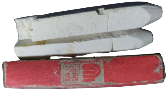 1960 KARA TAHTAYA YAZI YAZILMASI İÇİN OKULLARDA KULLANILAN  TEBEŞİR YAZI TAHTASI İÇİN KARTON KUTUSUNDA