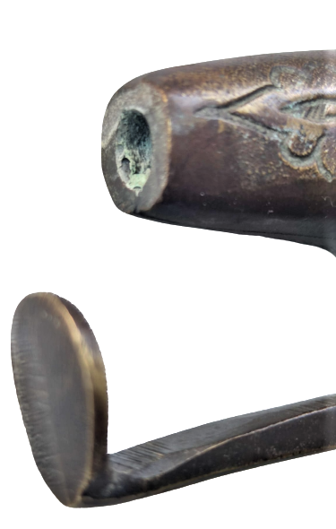 1970 ANTEP YAPIMI ESKİ ÜZERİ YAZILI PİRİNC DÖKÜM EL TESVİYELİ ASMA KAYIŞLI MEKANIK KAPAKLI BARUTLUK