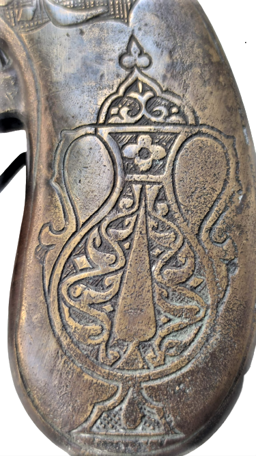 1970 ANTEP YAPIMI ESKİ ÜZERİ YAZILI PİRİNC DÖKÜM EL TESVİYELİ ASMA KAYIŞLI MEKANIK KAPAKLI BARUTLUK