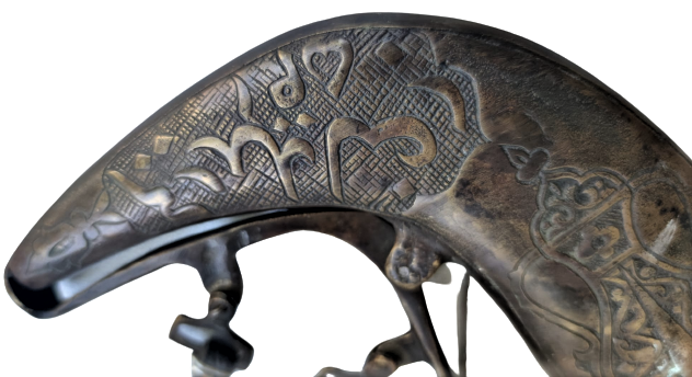 1970 ANTEP YAPIMI ESKİ ÜZERİ YAZILI PİRİNC DÖKÜM EL TESVİYELİ ASMA KAYIŞLI MEKANIK KAPAKLI BARUTLUK