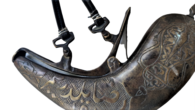 1970 ANTEP YAPIMI ESKİ ÜZERİ YAZILI PİRİNC DÖKÜM EL TESVİYELİ ASMA KAYIŞLI MEKANIK KAPAKLI BARUTLUK