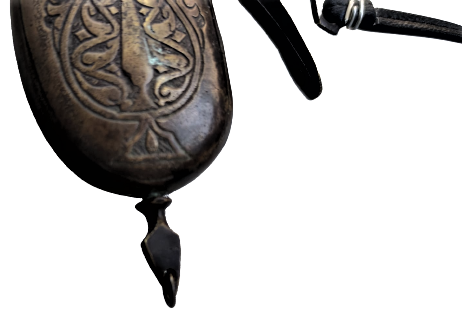 1970 ANTEP YAPIMI ESKİ ÜZERİ YAZILI PİRİNC DÖKÜM EL TESVİYELİ ASMA KAYIŞLI MEKANIK KAPAKLI BARUTLUK