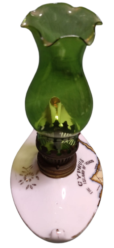 1960 CYPRUS THE ISLAND OF VENUS LAMP BEYAZ PORSELEN ÜZERİ KIBRIS HARİTALI  YEŞİL CAMLI GAZ LAMBASI PARMAK TUTMA YERLİ  ALADDİNİN LAMBASI  ŞEKLİNDE 