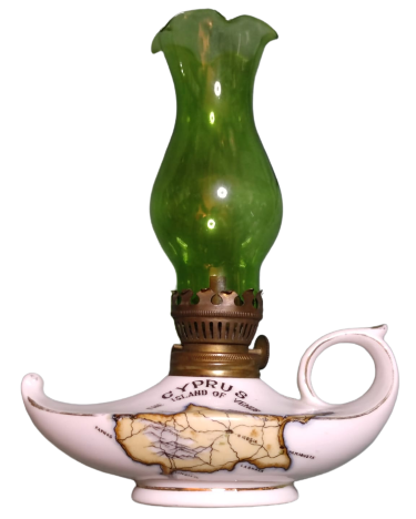 1960 CYPRUS THE ISLAND OF VENUS LAMP BEYAZ PORSELEN ÜZERİ KIBRIS HARİTALI  YEŞİL CAMLI GAZ LAMBASI PARMAK TUTMA YERLİ  ALADDİNİN LAMBASI  ŞEKLİNDE 