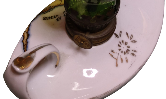 1960 CYPRUS THE ISLAND OF VENUS LAMP BEYAZ PORSELEN ÜZERİ KIBRIS HARİTALI  YEŞİL CAMLI GAZ LAMBASI PARMAK TUTMA YERLİ  ALADDİNİN LAMBASI  ŞEKLİNDE 