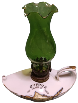 1960 CYPRUS THE ISLAND OF VENUS LAMP BEYAZ PORSELEN ÜZERİ KIBRIS HARİTALI  YEŞİL CAMLI GAZ LAMBASI PARMAK TUTMA YERLİ  ALADDİNİN LAMBASI  ŞEKLİNDE 