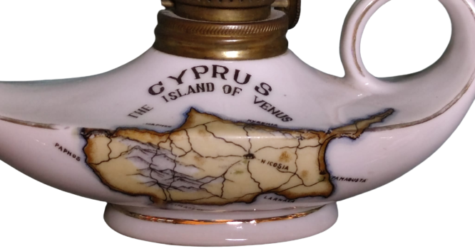 1960 CYPRUS THE ISLAND OF VENUS LAMP BEYAZ PORSELEN ÜZERİ KIBRIS HARİTALI  YEŞİL CAMLI GAZ LAMBASI PARMAK TUTMA YERLİ  ALADDİNİN LAMBASI  ŞEKLİNDE 