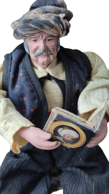 OSMANLI AHSAP ÖRME  SEDİRDE OTURUP ELİNDE KURAN TUTARAK OKUYAN DERVİŞ TAMAMI EL YAPIM SANATCI YAPIMI