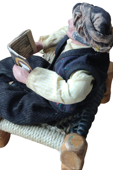 OSMANLI AHSAP ÖRME  SEDİRDE OTURUP ELİNDE KURAN TUTARAK OKUYAN DERVİŞ TAMAMI EL YAPIM SANATCI YAPIMI