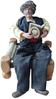 OSMANLI AHSAP ÖRME  SEDİRDE OTURUP ELİNDE KURAN TUTARAK OKUYAN DERVİŞ TAMAMI EL YAPIM SANATCI YAPIMI