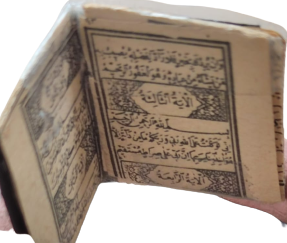 OSMANLI AHSAP ÖRME  SEDİRDE OTURUP ELİNDE KURAN TUTARAK OKUYAN DERVİŞ TAMAMI EL YAPIM SANATCI YAPIMI