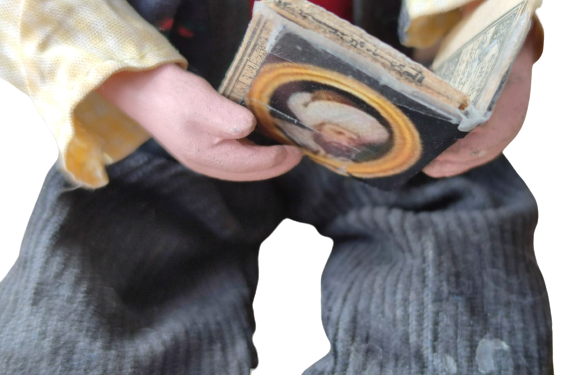 OSMANLI AHSAP ÖRME  SEDİRDE OTURUP ELİNDE KURAN TUTARAK OKUYAN DERVİŞ TAMAMI EL YAPIM SANATCI YAPIMI