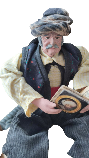 OSMANLI AHSAP ÖRME  SEDİRDE OTURUP ELİNDE KURAN TUTARAK OKUYAN DERVİŞ TAMAMI EL YAPIM SANATCI YAPIMI