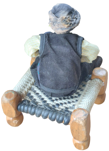 OSMANLI AHSAP ÖRME  SEDİRDE OTURUP ELİNDE KURAN TUTARAK OKUYAN DERVİŞ TAMAMI EL YAPIM SANATCI YAPIMI