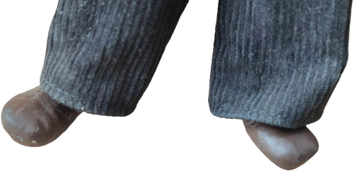 OSMANLI AHSAP ÖRME  SEDİRDE OTURUP ELİNDE KURAN TUTARAK OKUYAN DERVİŞ TAMAMI EL YAPIM SANATCI YAPIMI