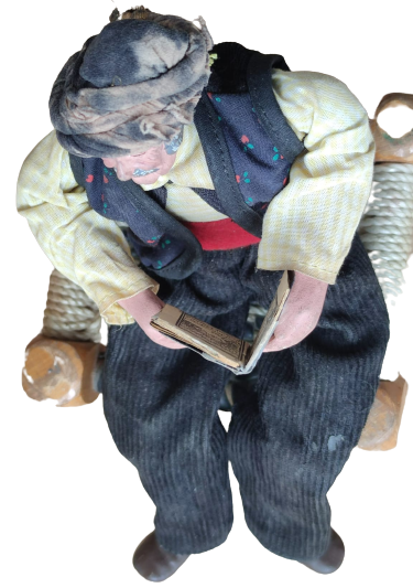 OSMANLI AHSAP ÖRME  SEDİRDE OTURUP ELİNDE KURAN TUTARAK OKUYAN DERVİŞ TAMAMI EL YAPIM SANATCI YAPIMI