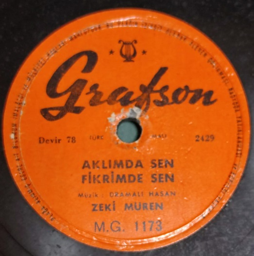 ZEKİ MÜREN 78 DEVİR TAŞ PLAK BİR TARAF AKLIMDA SEN FİKRİMDE SEN  -  DİGER TARAF AŞK HASTASI  SARKISI GRAFSON PLAK ŞİRKETİ