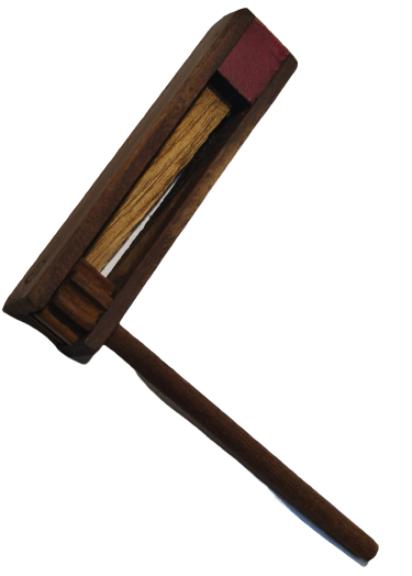 1960 KAYNANA ZIRILTISI AHŞAP MEKANİK OYUNCAK EL İLE SALLANARAK CEVRİLMEKTEDİR