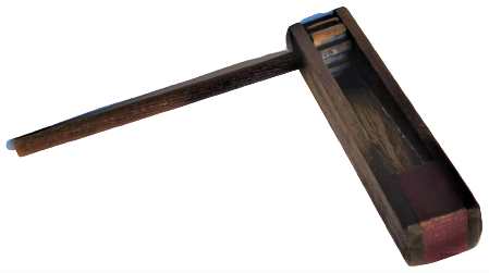 1960 KAYNANA ZIRILTISI AHŞAP MEKANİK OYUNCAK EL İLE SALLANARAK CEVRİLMEKTEDİR