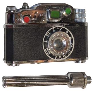 KKW PP 13449 MİNİ TRİPOT AYAKLI OBJEKTİFLİ FOTOĞRAF MAKİNESİ ŞEKLİNDE MEKANİK TAŞLI GAZLI CAKMAK LİGHTER JAPAN 1948