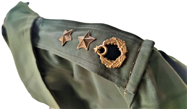1960 YARBAY RUTBELİ  ASKER PARKASI HAKİ RENKDE CEPLER ACIK SİLAHI KOLAY TUTMASI İÇİN RÜTBELER KOMPLE METALDİR 