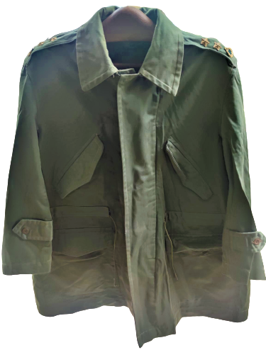 1960 YARBAY RUTBELİ  ASKER PARKASI HAKİ RENKDE CEPLER ACIK SİLAHI KOLAY TUTMASI İÇİN RÜTBELER KOMPLE METALDİR 