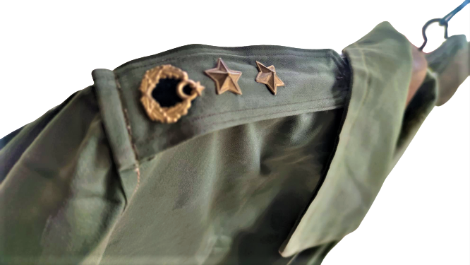 1960 YARBAY RUTBELİ  ASKER PARKASI HAKİ RENKDE CEPLER ACIK SİLAHI KOLAY TUTMASI İÇİN RÜTBELER KOMPLE METALDİR 