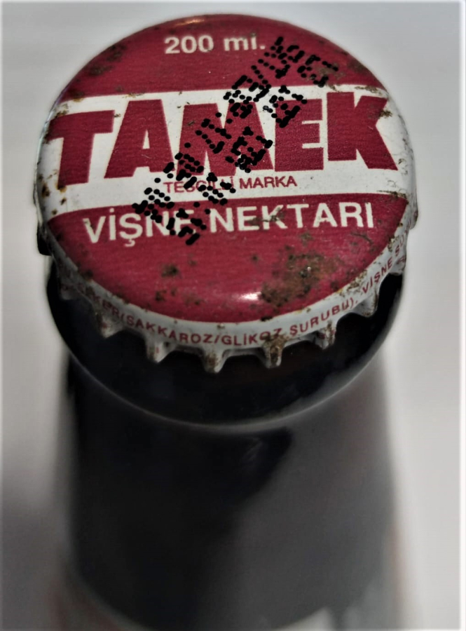 2004 TARİHLİ TAMEK MEYVE SUYU KAPAGI ACILMAMIŞ DOLU VİŞNE NEKTARI ŞİŞESİ 200 ML TESCİLLİ MARKA METAL KAPAK KAHVERENGİ ŞİŞE KAPAGI UZERİNDE