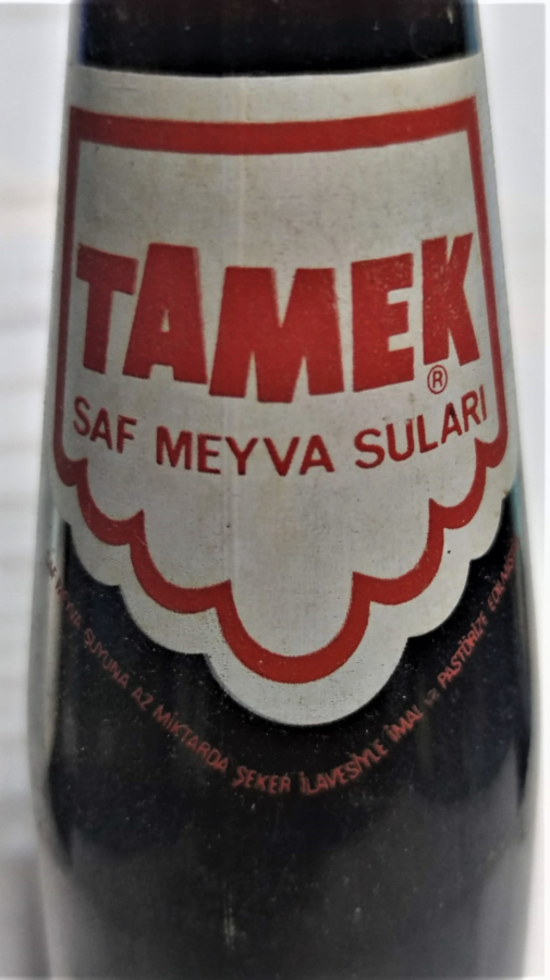 2004 TARİHLİ TAMEK MEYVE SUYU KAPAGI ACILMAMIŞ DOLU VİŞNE NEKTARI ŞİŞESİ 200 ML TESCİLLİ MARKA METAL KAPAK KAHVERENGİ ŞİŞE KAPAGI UZERİNDE