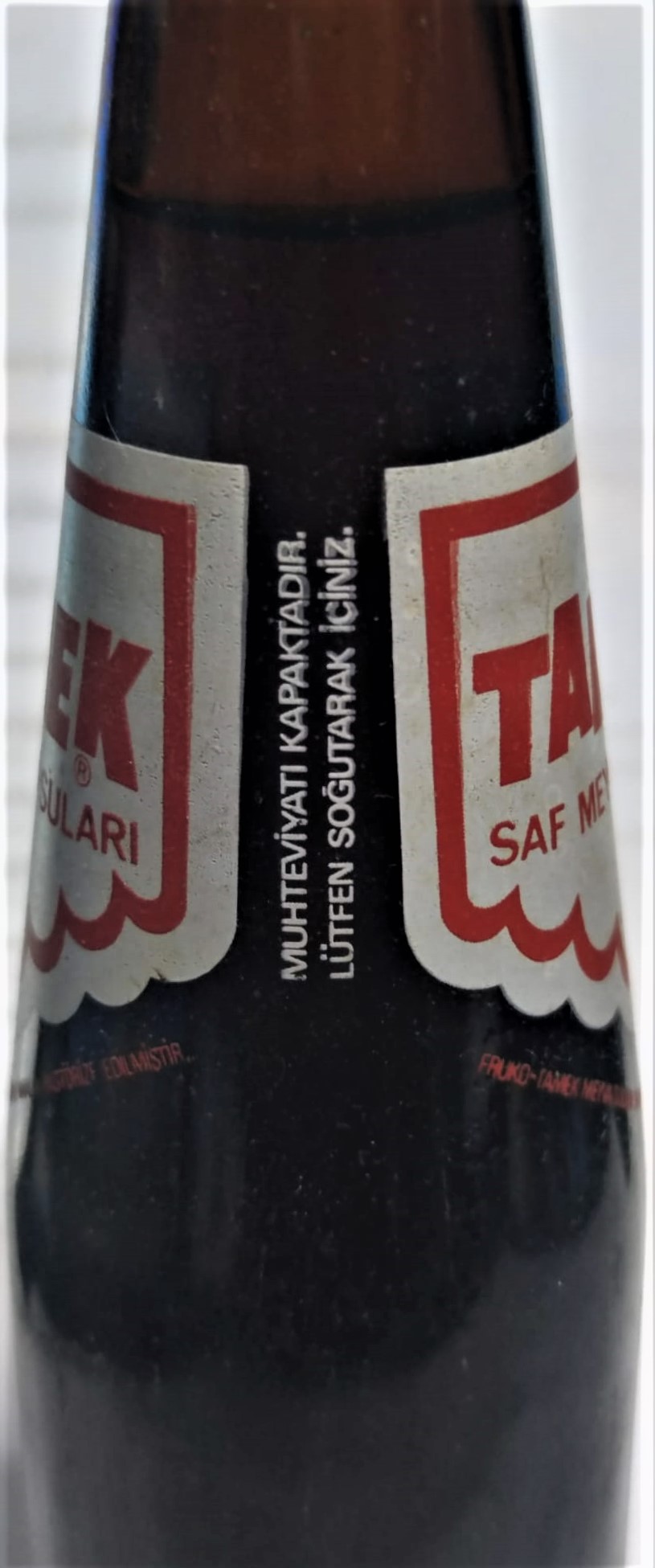 2004 TARİHLİ TAMEK MEYVE SUYU KAPAGI ACILMAMIŞ DOLU VİŞNE NEKTARI ŞİŞESİ 200 ML TESCİLLİ MARKA METAL KAPAK KAHVERENGİ ŞİŞE KAPAGI UZERİNDE