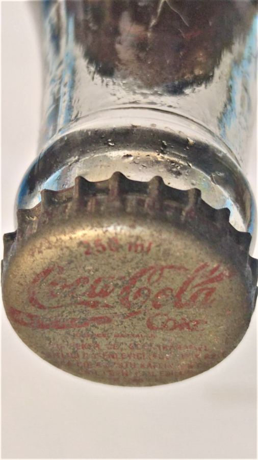 thumb1992 COCA COLA 250 ML METAL KAPAKLI ACILMAMIŞ İÇERSİ DOLU İMSA AŞ İSTANBUL İSİM VE ŞİŞE MARKA OLARAK MUSECCELDİR