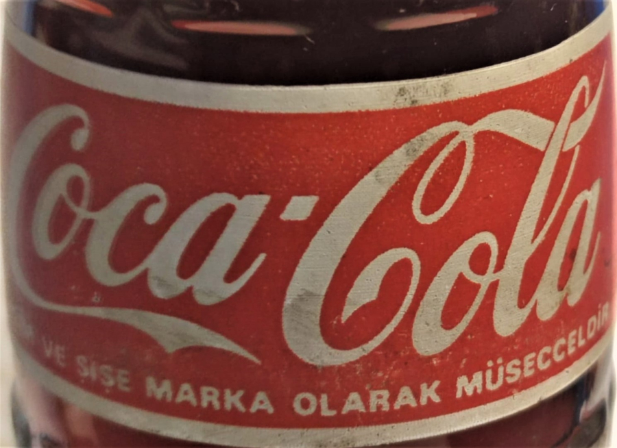 1992 COCA COLA 250 ML METAL KAPAKLI ACILMAMIŞ İÇERSİ DOLU İMSA AŞ İSTANBUL İSİM VE ŞİŞE MARKA OLARAK MUSECCELDİR