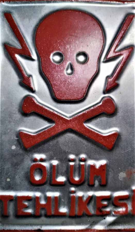 ALİMÜNYUM BEYAZ KIRMIZI BOYA KAPLAMA KURU KAFA VE YÜKSEK VOLTAJ İŞARETLİ DİKKAT TEHLİKE YAKLAŞMA DOKUNMA UYARI İŞARET ÖLÜM TEHLİKESİ