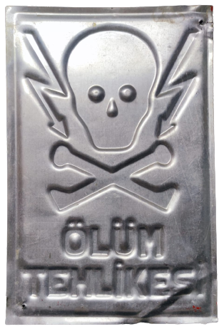 ALİMÜNYUM BEYAZ KIRMIZI BOYA KAPLAMA KURU KAFA VE YÜKSEK VOLTAJ İŞARETLİ DİKKAT TEHLİKE YAKLAŞMA DOKUNMA UYARI İŞARET ÖLÜM TEHLİKESİ