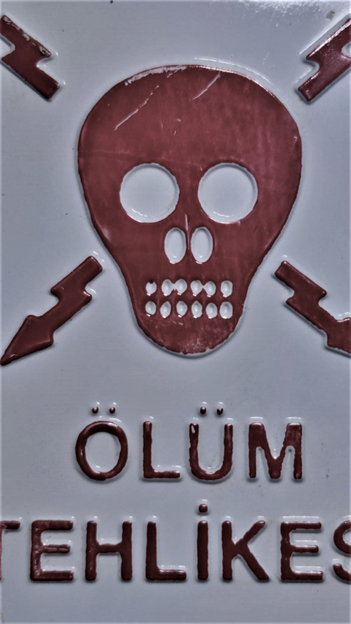TENEKE BEYAZ KIRMIZI BOYA KAPLAMA KURU KAFA VE YÜKSEK VOLTAJ İŞARETLİ DİKKAT TEHLİKE YAKLAŞMA DOKUNMA UYARI İŞARET ÖLÜM TEHLİKESİ