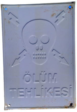 TENEKE BEYAZ KIRMIZI BOYA KAPLAMA KURU KAFA VE YÜKSEK VOLTAJ İŞARETLİ DİKKAT TEHLİKE YAKLAŞMA DOKUNMA UYARI İŞARET ÖLÜM TEHLİKESİ