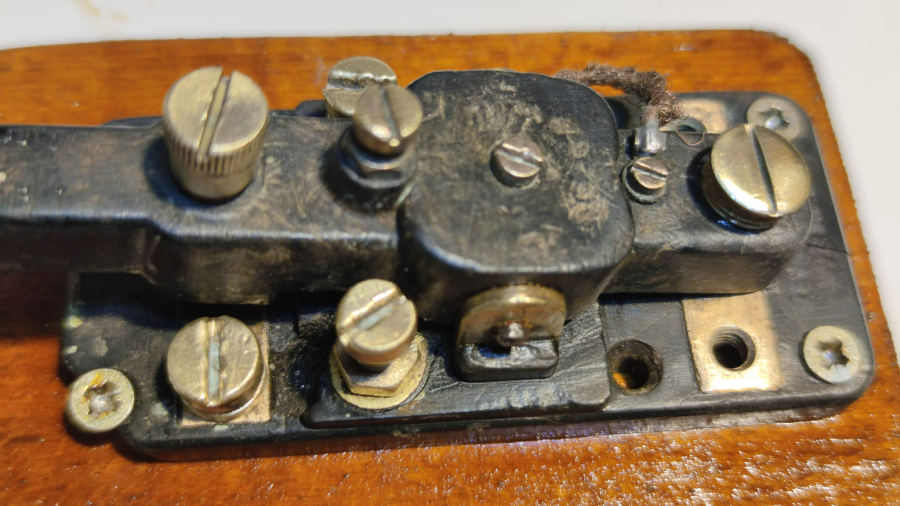 1800 KEY MORS BİRİNCİ DUNYA ŞAVAŞINDA KULLANILAN  AHŞAP KAİDE ÜZERİNDE MEKANİK TELGRAF TELSİZ HABERLEŞME MORS MANİPLE İŞARET GÖNDERME ALETİ