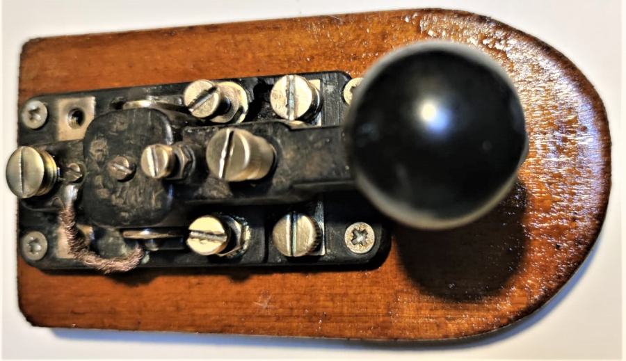 1800 KEY MORS BİRİNCİ DUNYA ŞAVAŞINDA KULLANILAN  AHŞAP KAİDE ÜZERİNDE MEKANİK TELGRAF TELSİZ HABERLEŞME MORS MANİPLE İŞARET GÖNDERME ALETİ