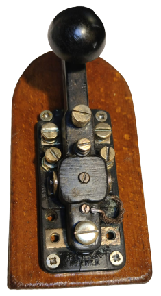 1800 KEY MORS BİRİNCİ DUNYA ŞAVAŞINDA KULLANILAN  AHŞAP KAİDE ÜZERİNDE MEKANİK TELGRAF TELSİZ HABERLEŞME MORS MANİPLE İŞARET GÖNDERME ALETİ