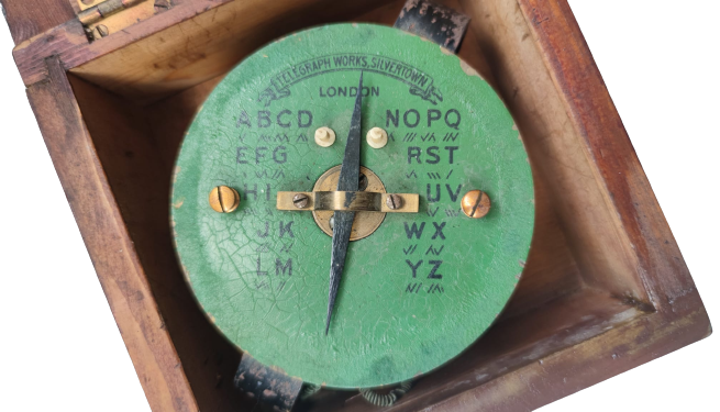 1864 TELEGRAPH WORKS SİLVERTOWN LONDON BİRİNCİ DUNYA ŞAVAŞINDA KULLANILAN TREN TELGRAF ALETİ MAVUN AGACINDAN KAPAKLI KUTUSUNDA