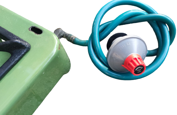 1970 AUER YEŞİL EMAYE KAPLAMA 3 GÖZ METAL OCAK DETANTÖR VE HORTUMU ÜZERİNDE