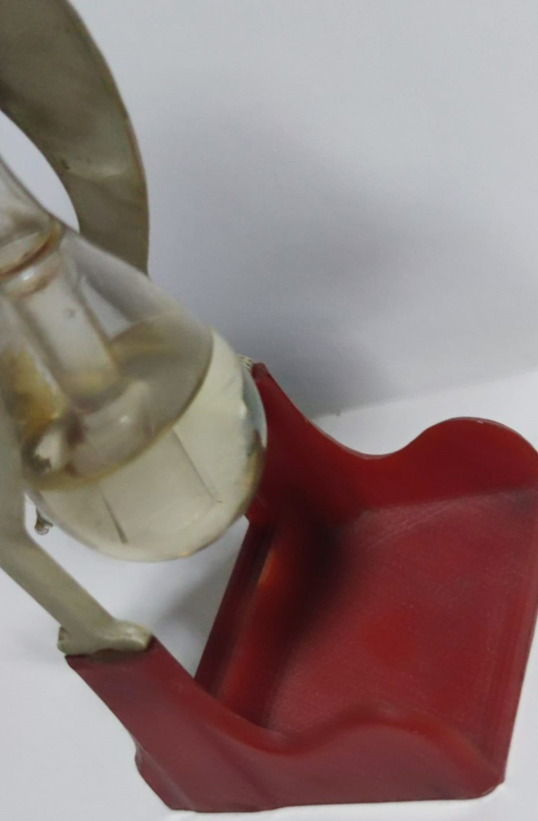 SU İCEN ŞANSLI ÖRDEK HAREKET EDEREK BARDAKDAN SU İÇİP TEKRARDAN HAREKETLENMEKDE DEVAMLI HEREK EDER