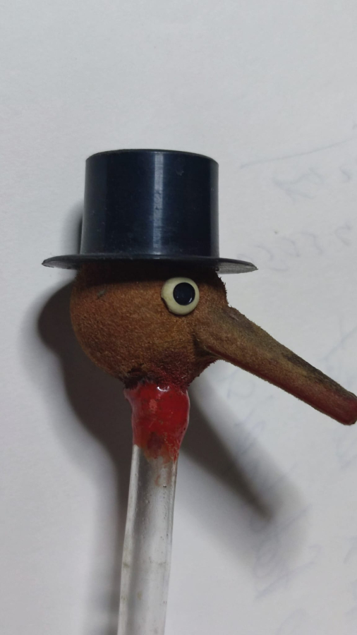 SU İCEN ŞANSLI ÖRDEK HAREKET EDEREK BARDAKDAN SU İÇİP TEKRARDAN HAREKETLENMEKDE DEVAMLI HEREK EDER