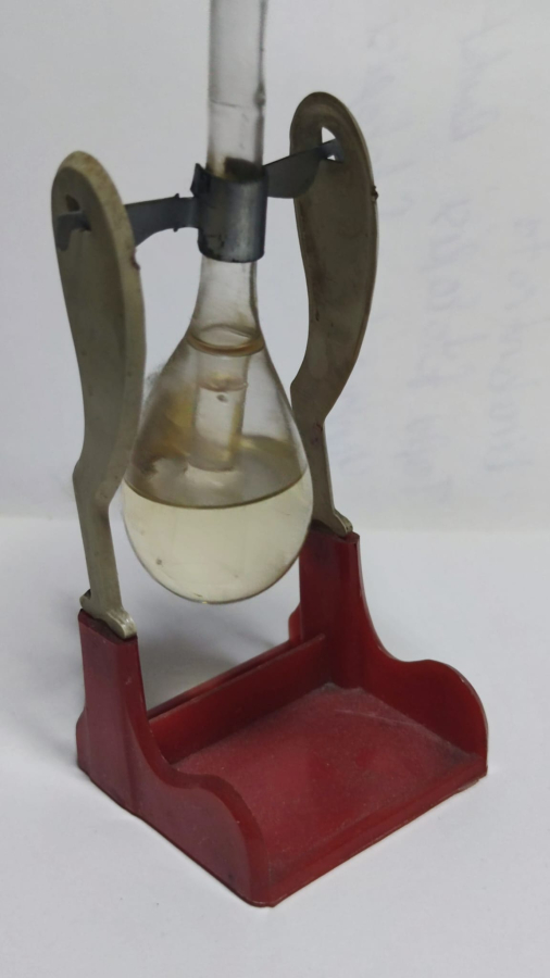 SU İCEN ŞANSLI ÖRDEK HAREKET EDEREK BARDAKDAN SU İÇİP TEKRARDAN HAREKETLENMEKDE DEVAMLI HEREK EDER