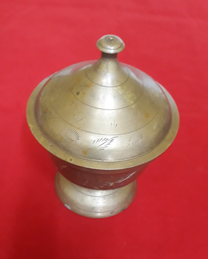 PRİNÇ KAPAKLI AYAKLI ŞEKERLİK ÜZERİ SEYREK KALEM İŞCİLİKLİ BOYU 16 CM