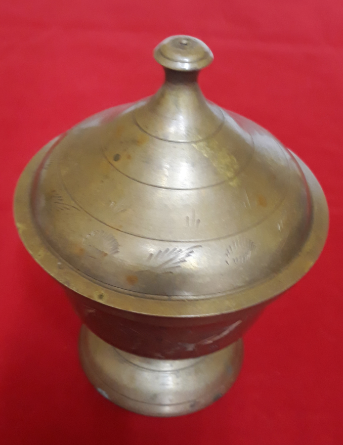 PRİNÇ KAPAKLI AYAKLI ŞEKERLİK ÜZERİ SEYREK KALEM İŞCİLİKLİ BOYU 16 CM