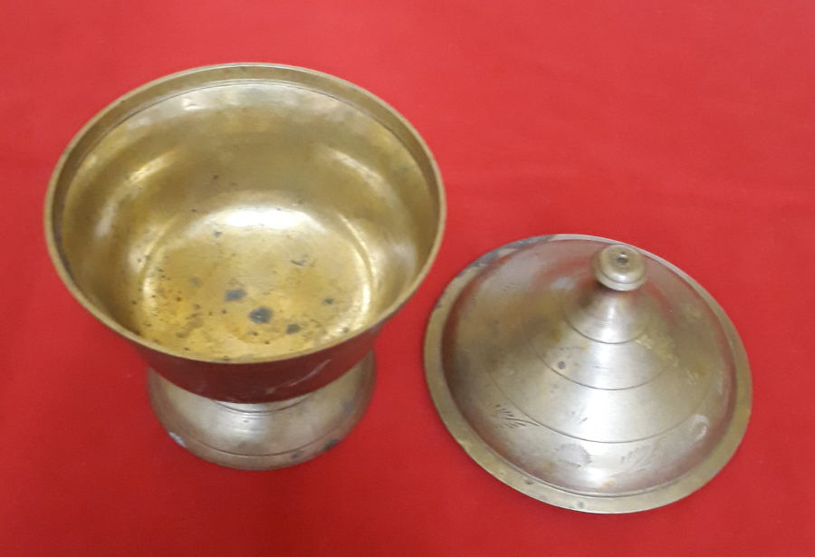 PRİNÇ KAPAKLI AYAKLI ŞEKERLİK ÜZERİ SEYREK KALEM İŞCİLİKLİ BOYU 16 CM