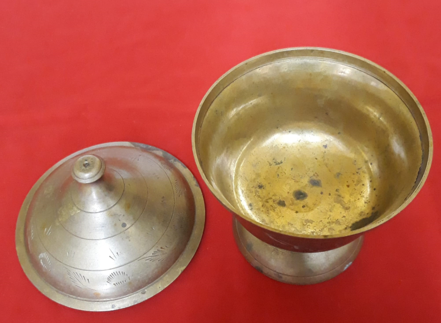 PRİNÇ KAPAKLI AYAKLI ŞEKERLİK ÜZERİ SEYREK KALEM İŞCİLİKLİ BOYU 16 CM