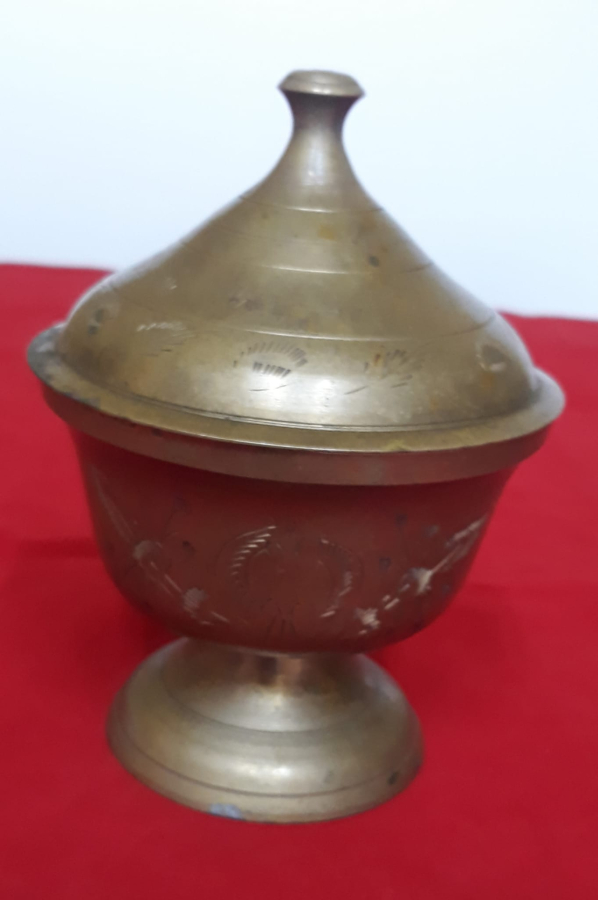 PRİNÇ KAPAKLI AYAKLI ŞEKERLİK ÜZERİ SEYREK KALEM İŞCİLİKLİ BOYU 16 CM