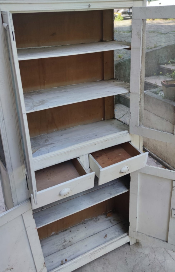 1930 BUYUK BOY MASİF BEYAZ BOYALI EV TİPİ TEL DOLAP CİFT CEKMECELİ DÖRT KAPILI BEŞ RAFLI 